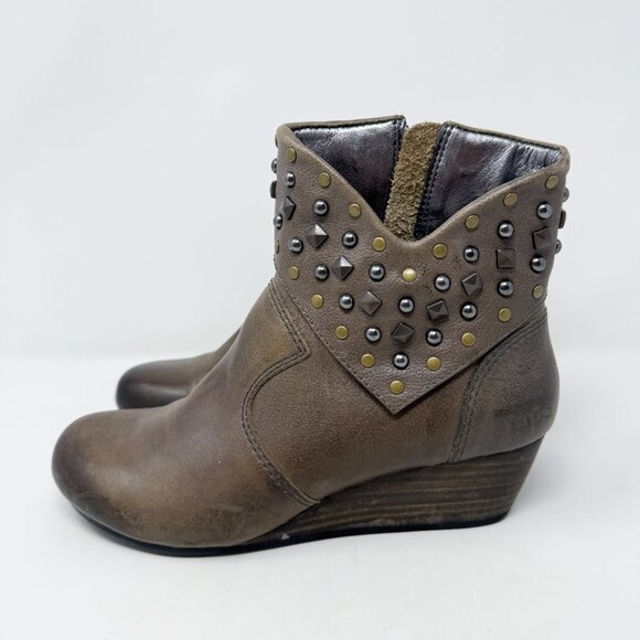 Taos Taupe Leather Verge Ankle Booties Women's Sz 8 Side Zip Stud/Rivet Accents - Picture 3 of 9